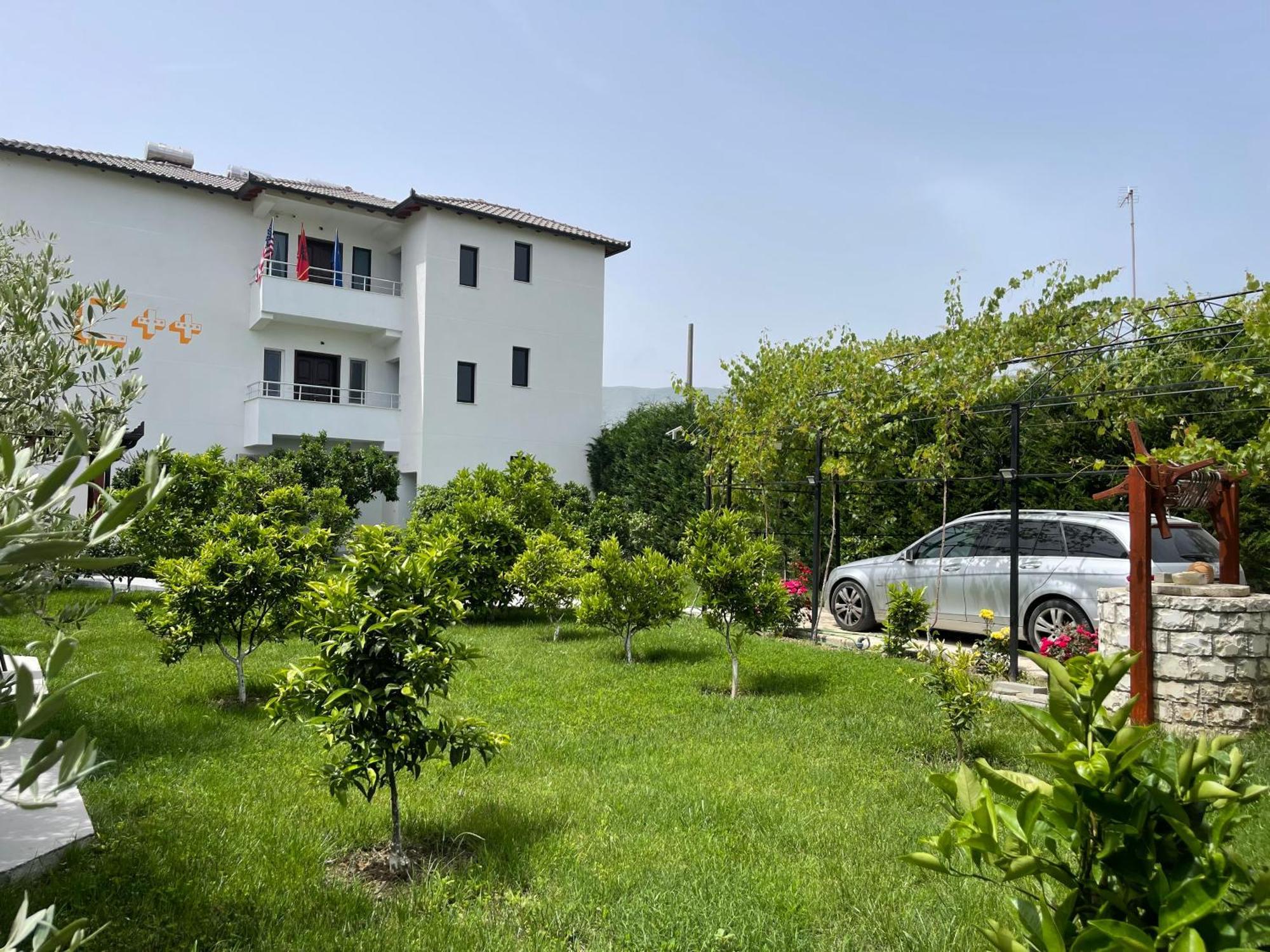 Hotel Vila C Plus Plus Μπεράτ Εξωτερικό φωτογραφία
